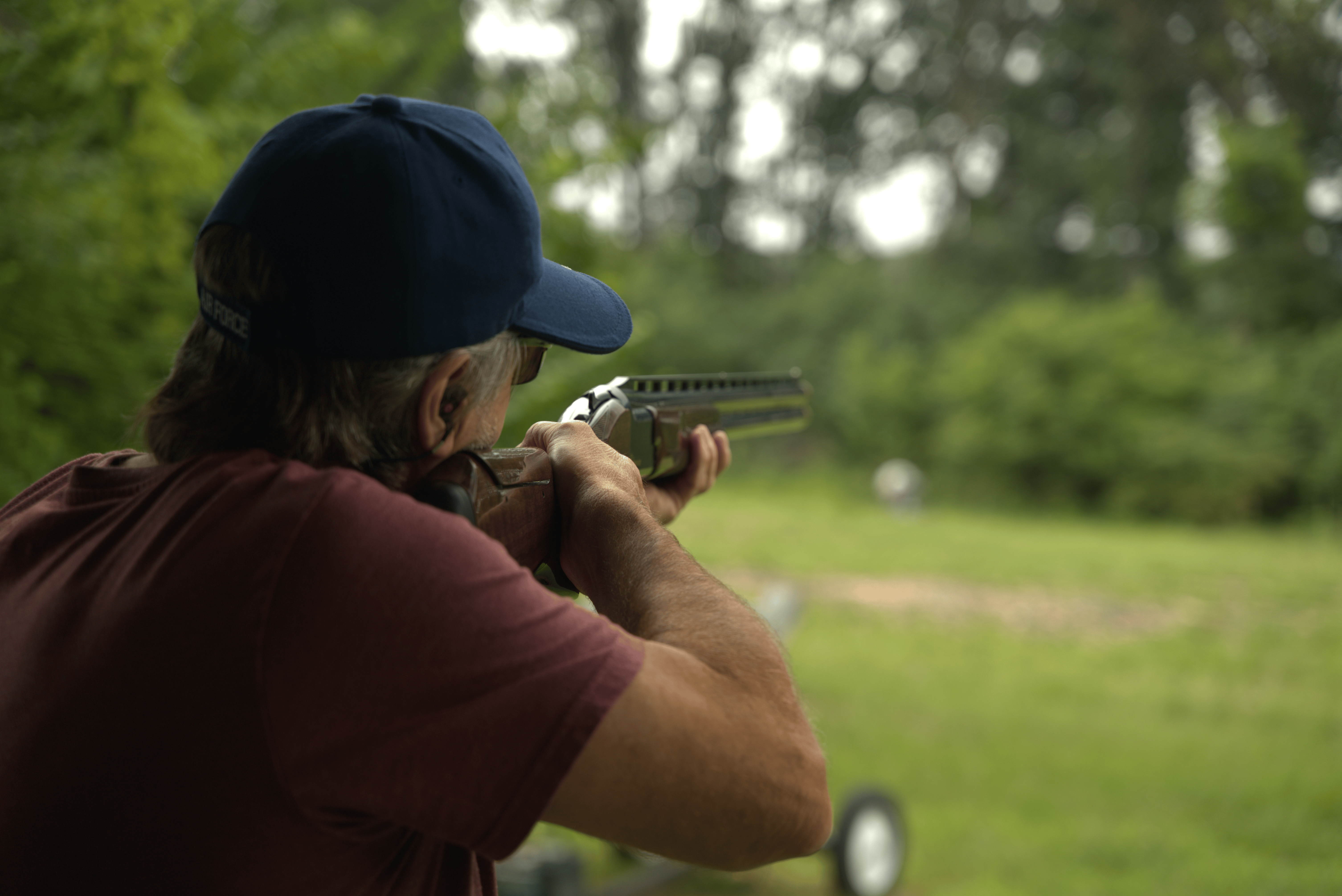 man aiming a shotgun at wing pointe sporting clays